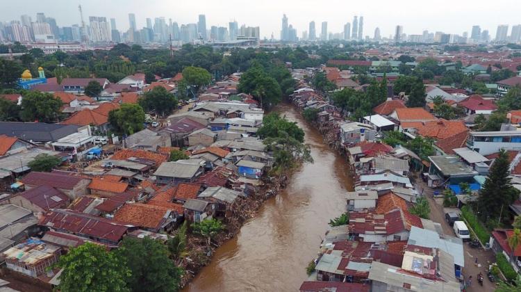 Floods along the Ciliwung River in Jakarta, Indonesia, in 2020 underscore that city’s vulnerability to climate change. The risks of global warming-related disasters are increasingly focused on cities in the Global South, says a new IPCC report. 