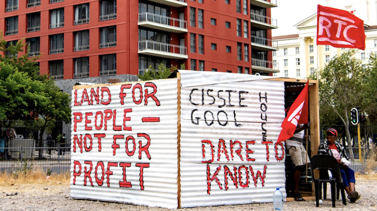These shacks were erected on the Cape Town Foreshore by social housing and advocacy groups on 4 December 2018. (Photo: Gallo Images / Netwerk24 / Jaco Marais). https://www.dailymaverick.co.za/article/2022-02-07-city-of-cape-town-prepares-to-release-inner-city-land-at-the-heart-of-political-disputes/